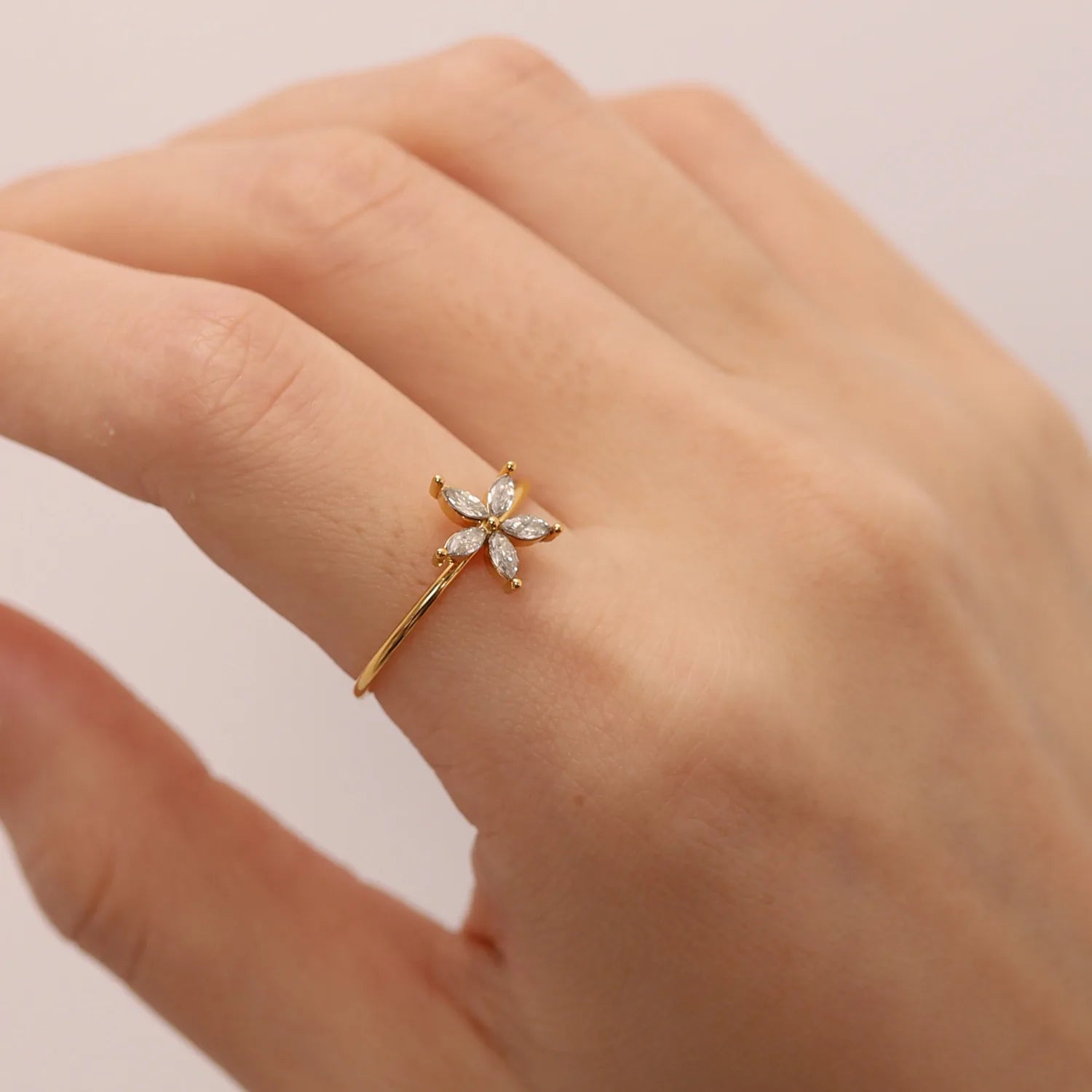 Anillo Delicado Flor Brillante | Dorado