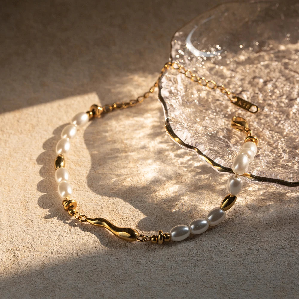 Pulsera De Perlas Blancas Con Detalle De Eslabon Organico | Dorado