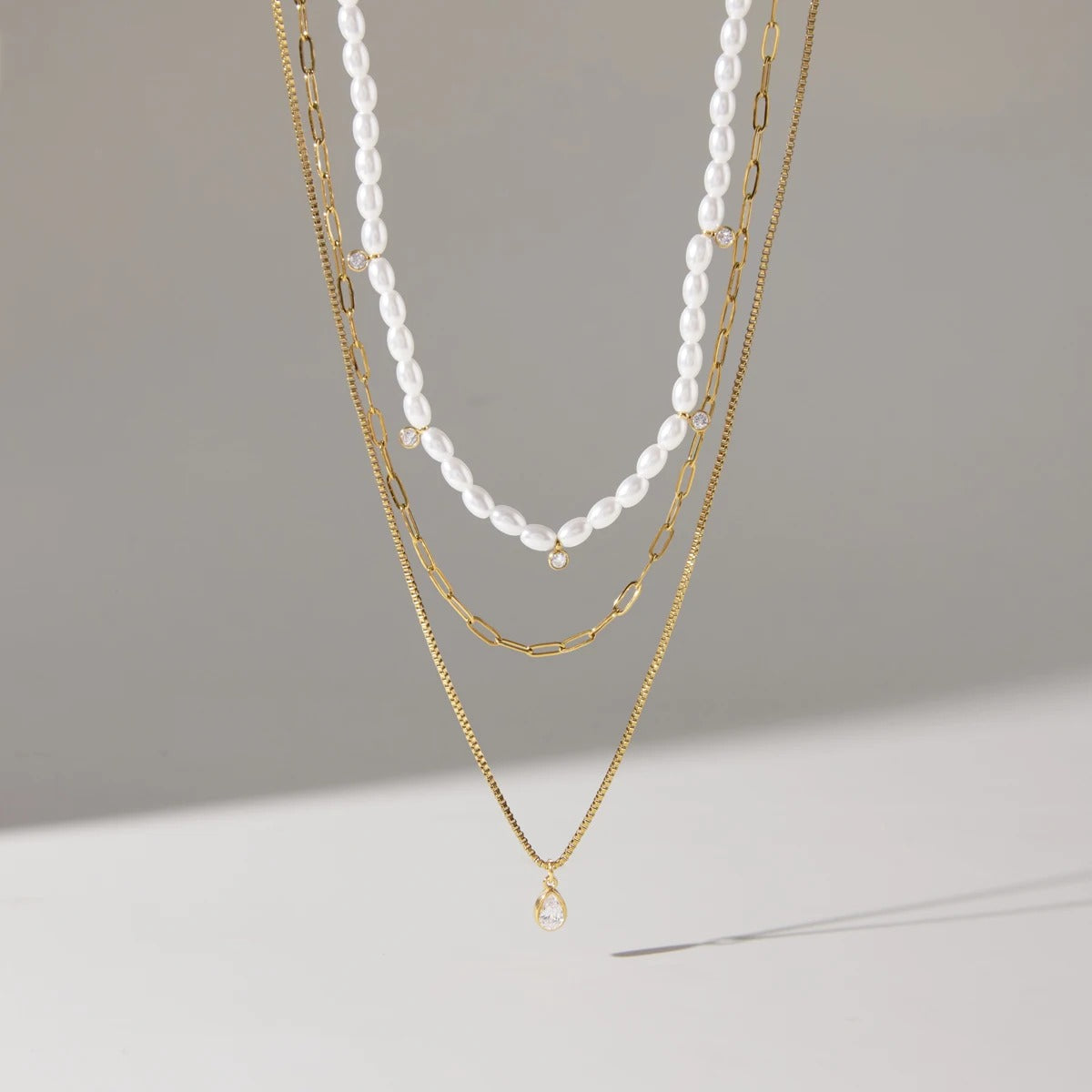 Collar Triple Suspiro del Mar | Dorado y Perla