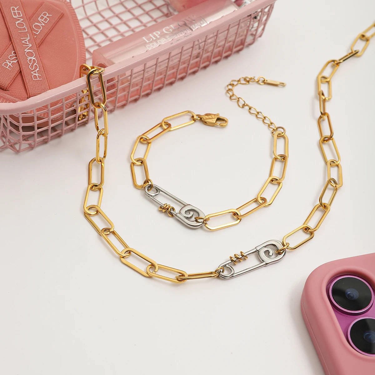 Pulsera Minimalista Con Detalle De Alfiler De Gancho | Bicolor