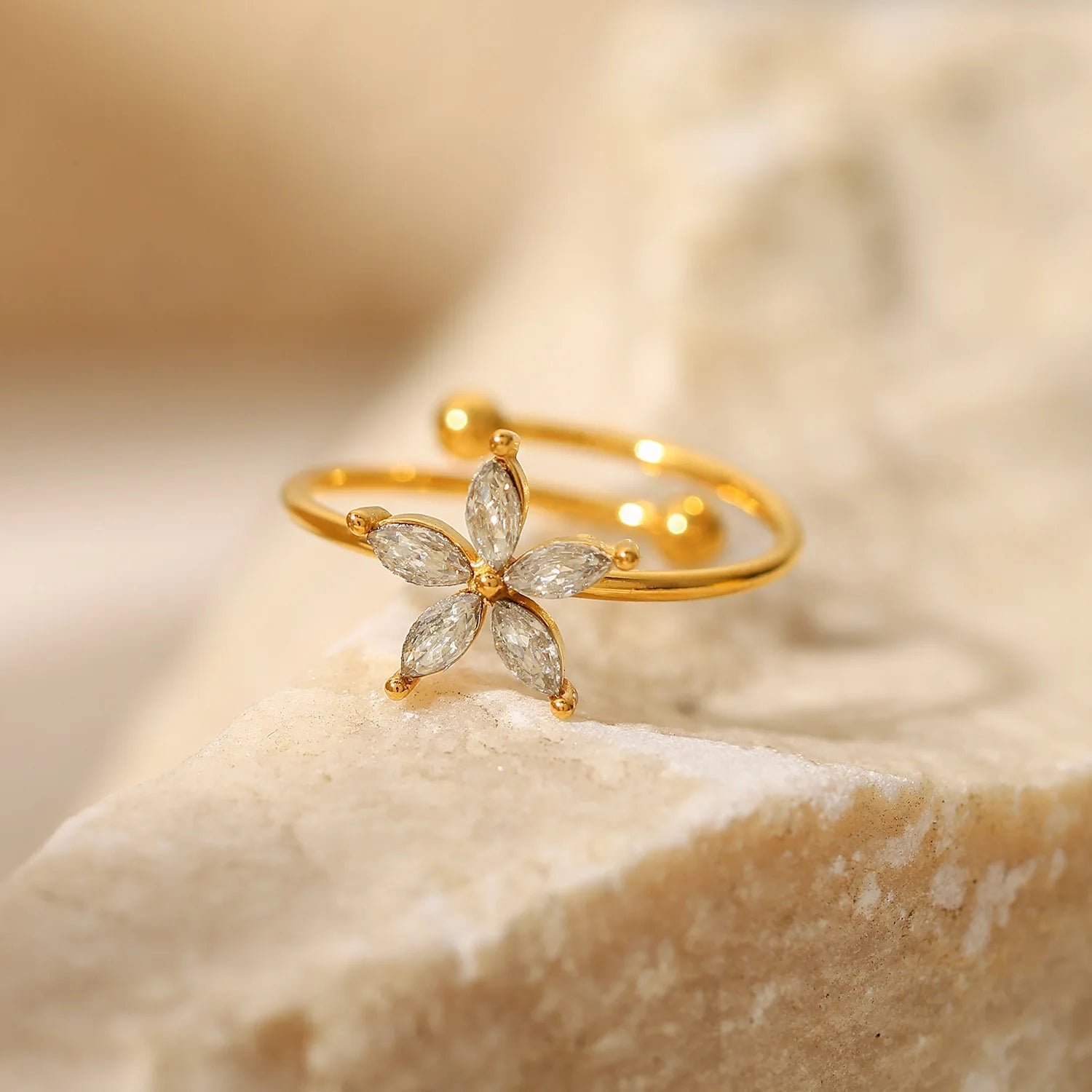 Anillo Delicado Flor Brillante | Dorado