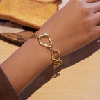 Pulsera Artistica Con Eslabon Abstracto Y Cierre T | Dorado