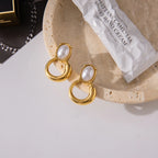 Zarcillo De Perla Ovalada Con Base Circular | Dorado