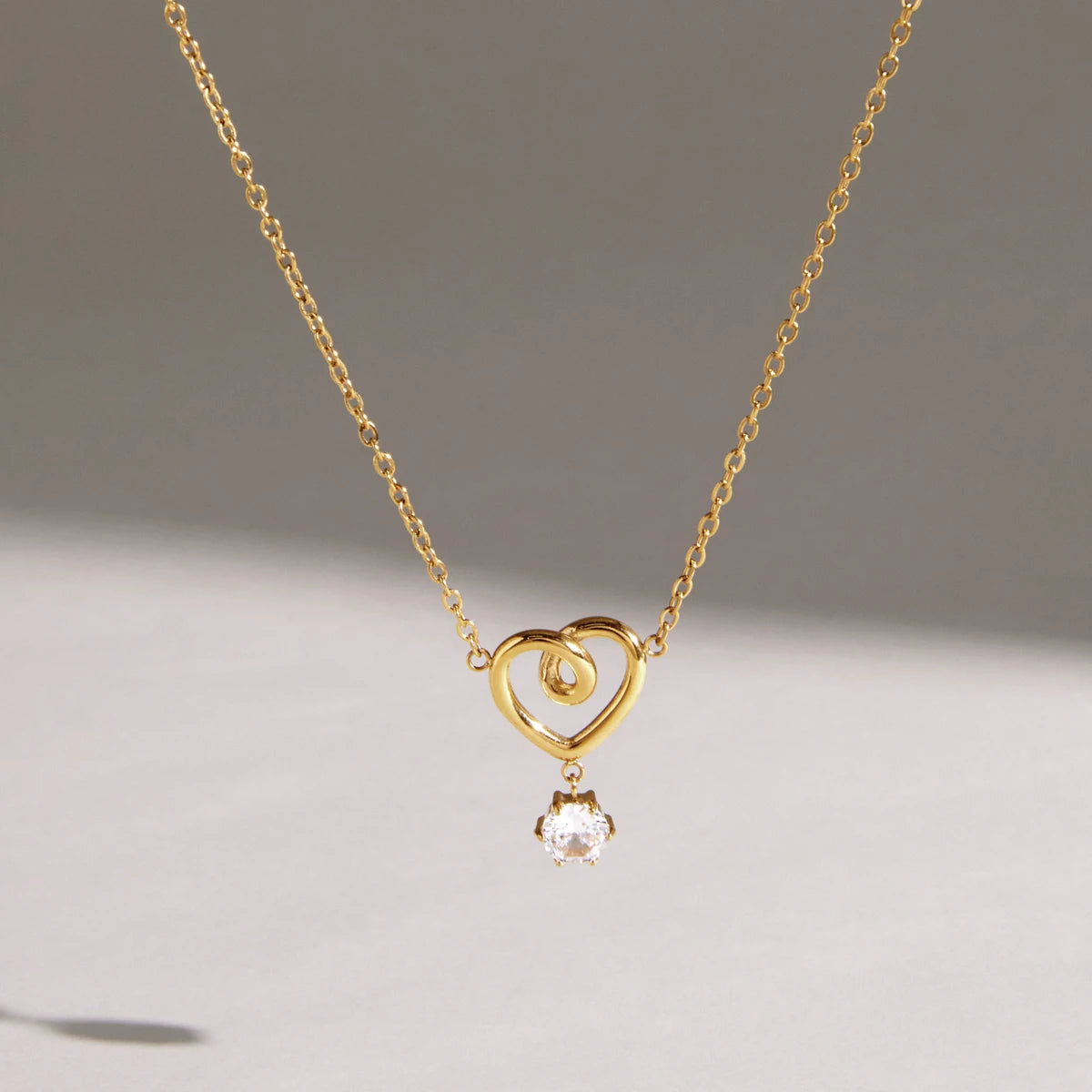 Collar Corazón Swirl y Punto de Luz | Dorado