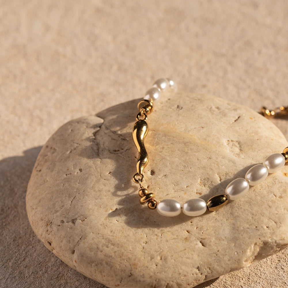 Pulsera De Perlas Blancas Con Detalle De Eslabon Organico | Dorado