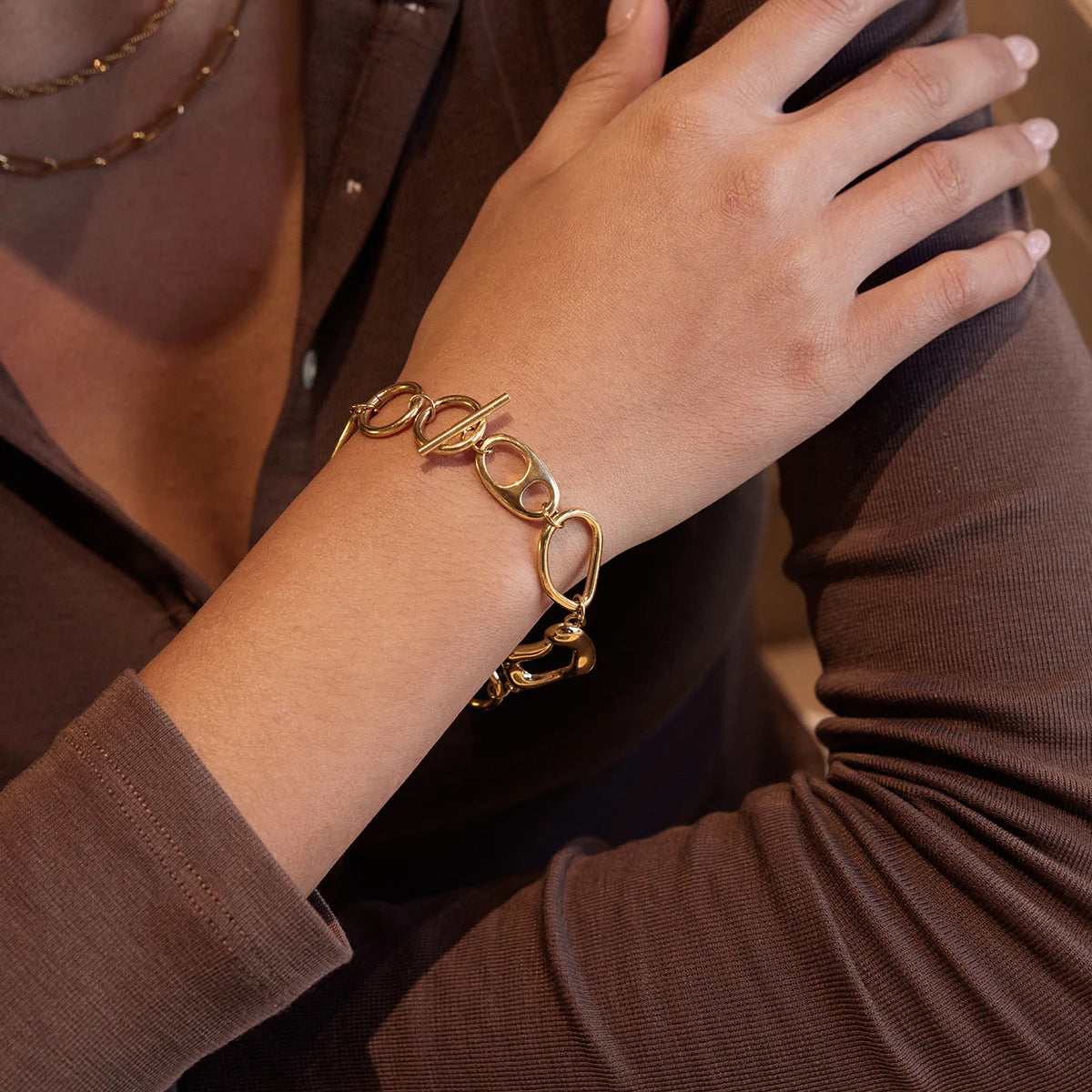 Pulsera Artistica Con Eslabon Abstracto Y Cierre T | Dorado