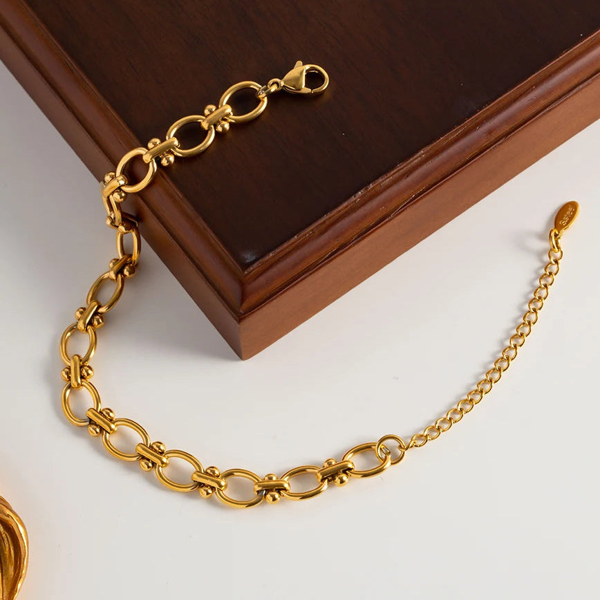 Pulsera De Eslabones Ovalados Con Detalles De Nudos Centrales | Dorado