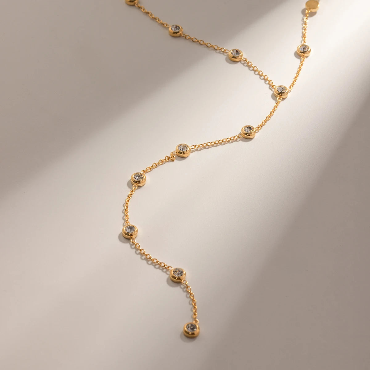 Collar Largo Forma Y Puntos Brillantes | Dorado